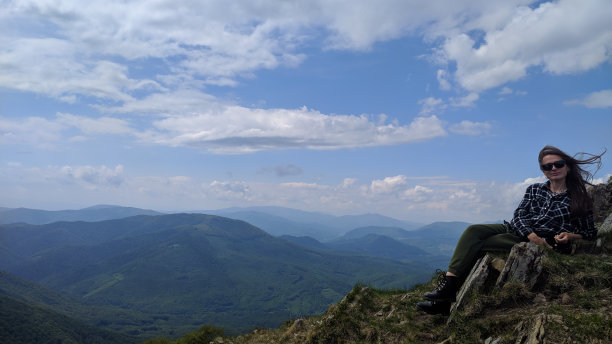 一个旅游女孩在欣赏美丽的山景。照片。图片下载