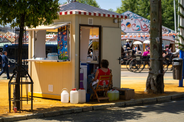 一名妇女坐在塞维利亚集市上遮阳图片下载