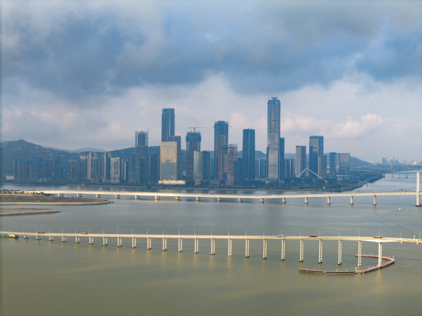 城市中的高层建筑和跨海大桥图片下载