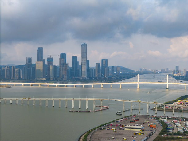 城市中的高层建筑和跨海大桥图片下载