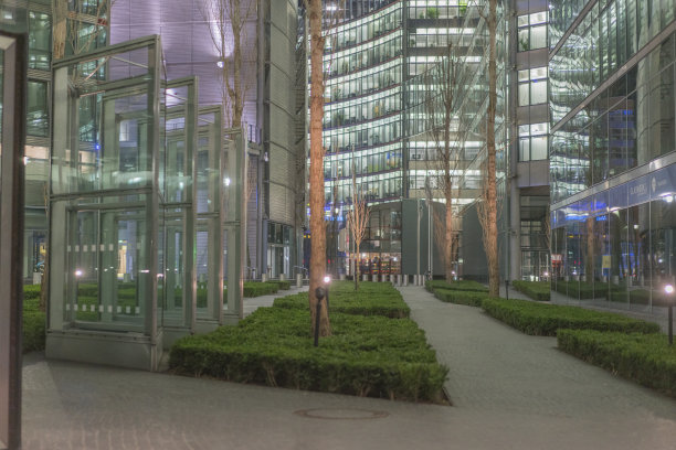 这张照片是2016年柏林的一张照片，展示了现代柏林的夜晚。Postdamer广场的现代建筑。图片下载