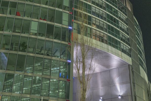 这张照片是2016年柏林的一张照片，展示了现代柏林的夜晚。Postdamer广场的现代建筑。图片下载