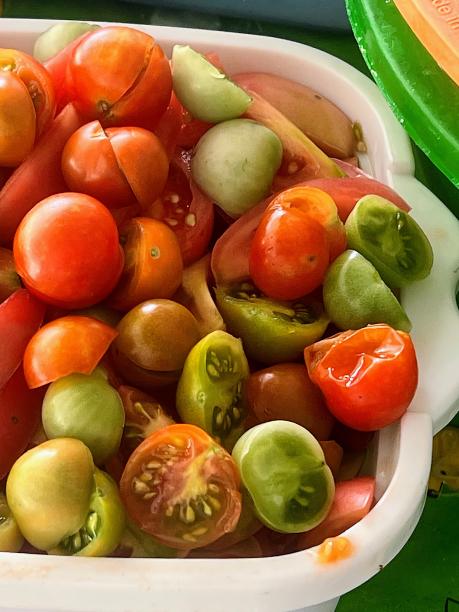 一张桌子上一碗西红柿和其他蔬菜的照片。图片下载