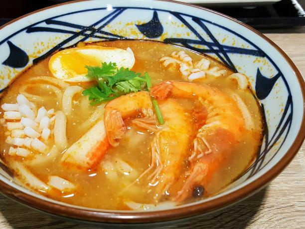 一碗有虾、鸡蛋和米饭的汤的照片。图片下载