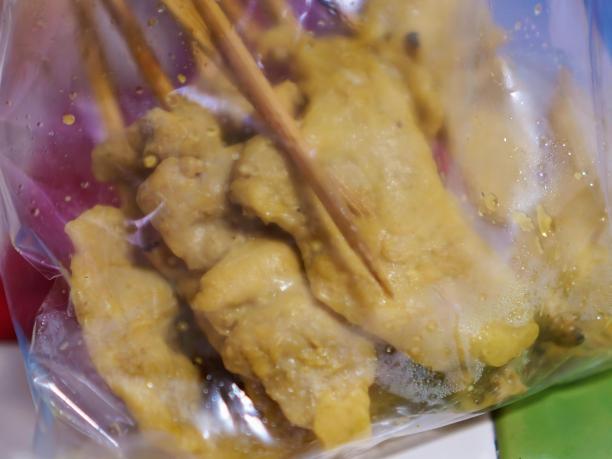 一袋食物的照片，里面有筷子。图片下载