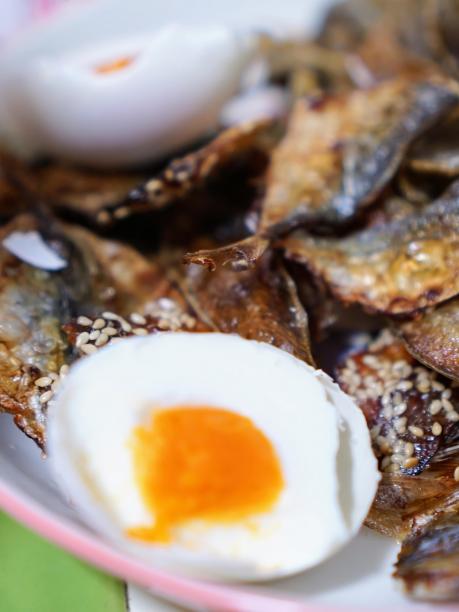 一盘食物的照片，上面有一个鸡蛋和一些食物。图片下载