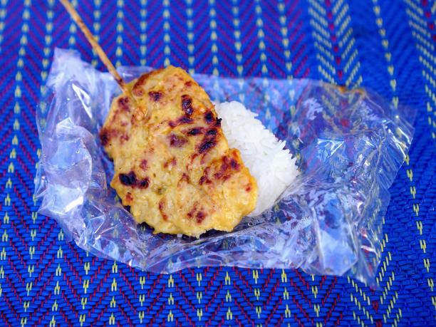 一张塑料包装上的鸡肉串的照片。图片下载