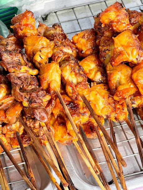 架子上一盘鸡肉串的照片。图片下载