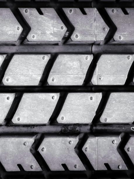 一张有铆钉的轮胎胎面特写照片。图片下载