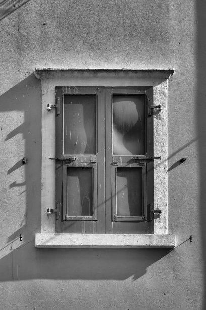 历史悠久的马尔塞辛老城的一扇窗户的黑白照片图片下载