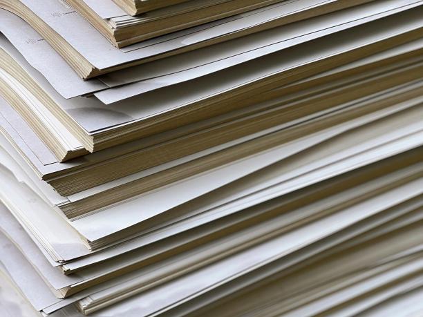 一叠纸的照片，上面放着一支笔。图片下载