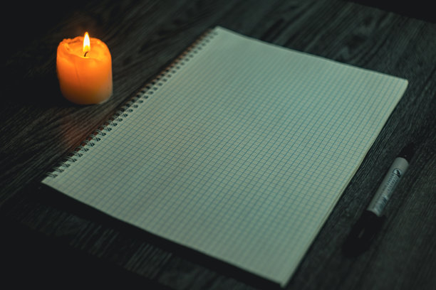 烛光下的大笔记本和黑色马克笔图片下载