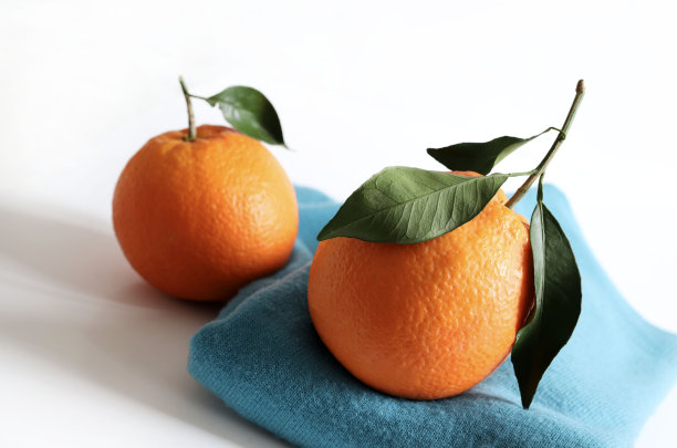 有叶子的橙色水果。图片下载