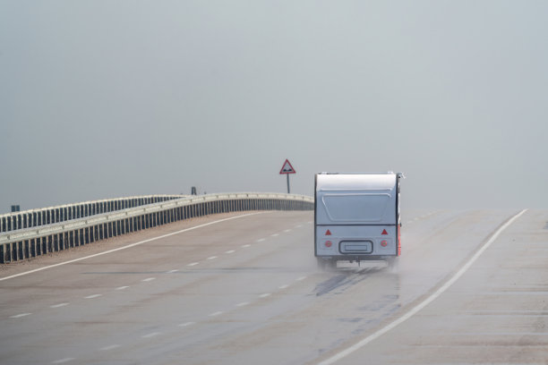 大篷车在雨中行驶在高速公路上。雨中的高速公路。图片下载