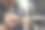 一个西班牙裔男子的手正在清除自行车车架上的油漆残留物图片下载