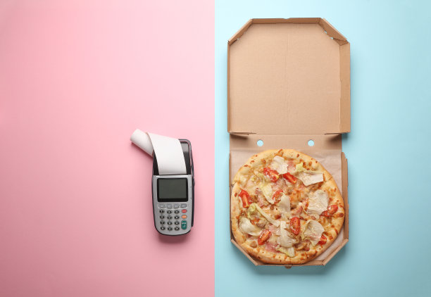披萨盒与pos终端在蓝粉红色的背景。俯视图图片下载