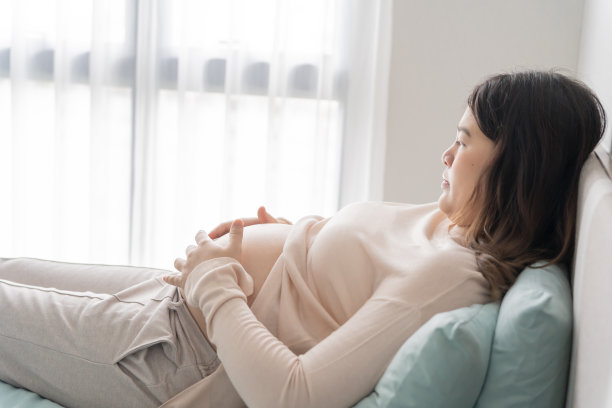 怀孕的亚洲妇女双手放在肚子上抚摸她的孩子，关心她的健康美丽快乐怀孕womanÂ温柔的心情怀孕照片图片下载