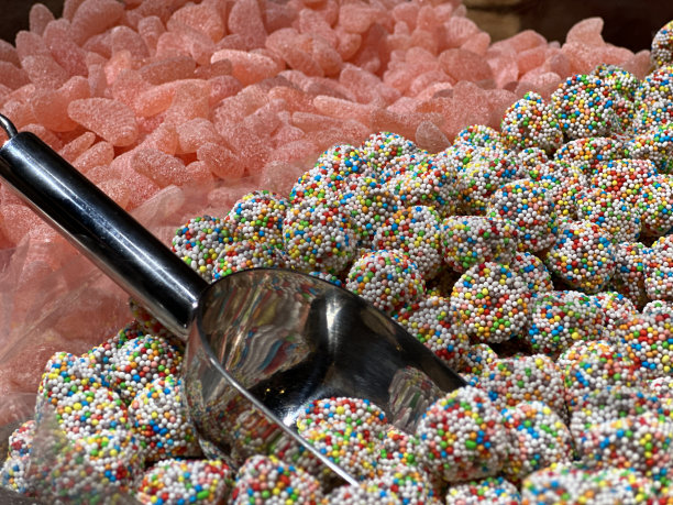 糖果店里五颜六色的圆形糖果图片下载