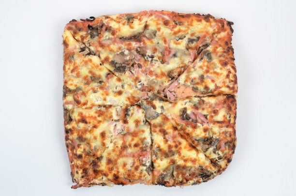 自制的多汁披萨，厚厚的面团上有很多配料，白色背景上的照片图片下载