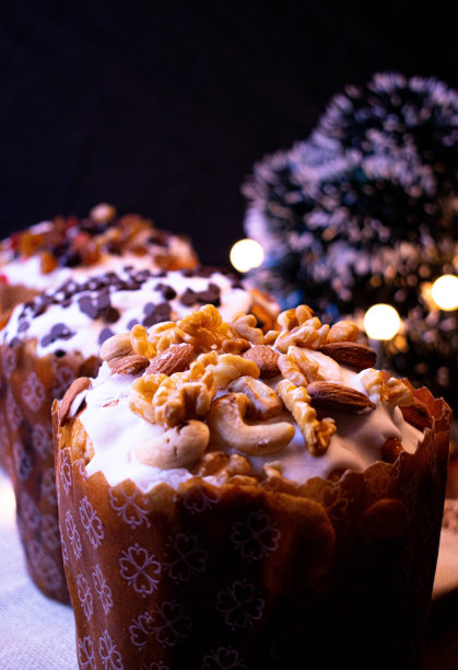 桌子上有许多甜蛋糕图片下载