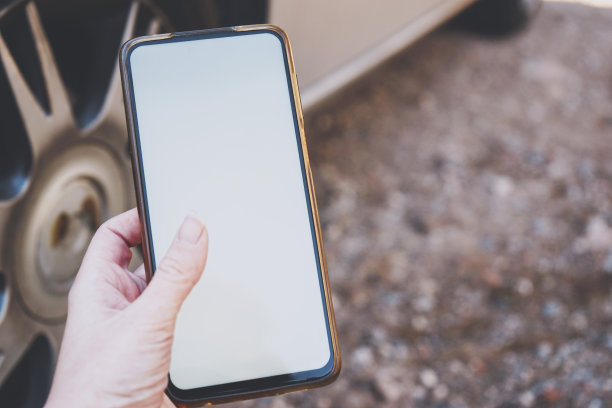 手持安卓智能手机靠近一辆车图片下载