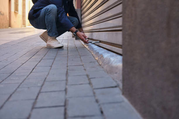 一个无忧无虑、真实的白人男性在街上用钥匙打开他的生意，开始他的一天图片下载