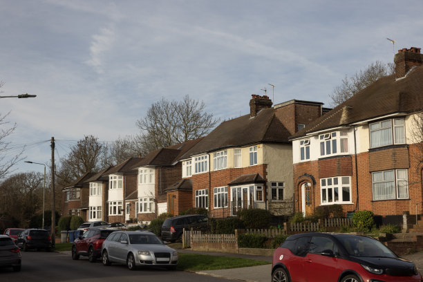 这张迷人的照片捕捉了沿街优雅地坐落着的英国郊区房屋图片下载