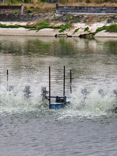 一艘船溅起水花的照片。图片下载