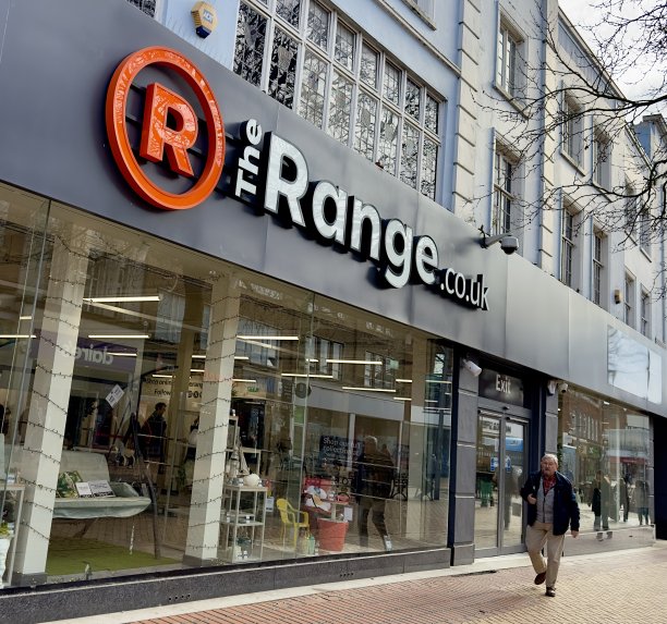 位于英国埃塞克斯郡切姆斯福德高街的Range多渠道零售百货商店。图片下载