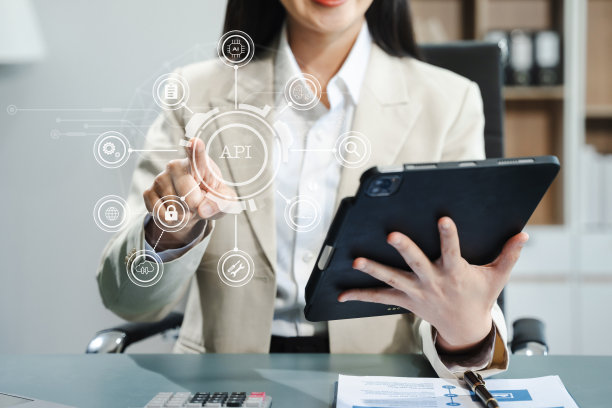 现代技术和网络概念，女性使用笔记本电脑，平板电脑和智能手机与虚拟屏幕API图标的软件开发工具。应用程序编程接口。图片下载