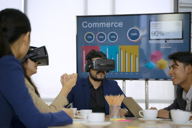 白领们在办公室开会图片下载