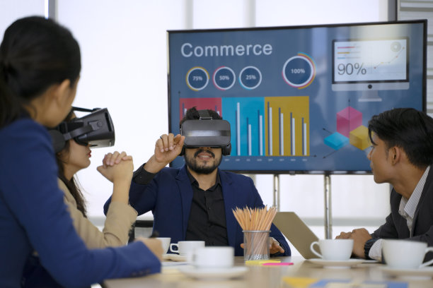 白领们在办公室开会图片下载