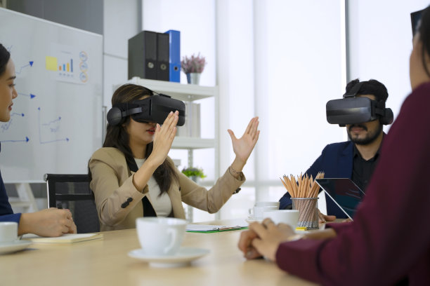 白领们在办公室开会图片下载