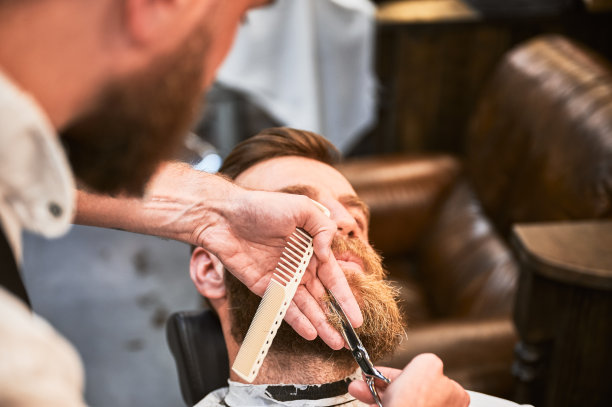 帅哥做胡子的特写照片。图片下载