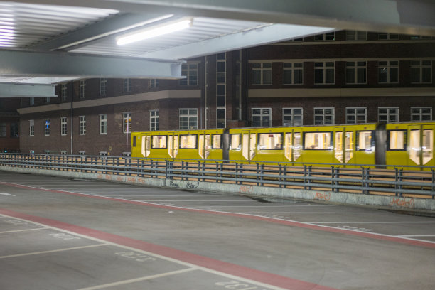 这张照片是2016年柏林的一张照片，展示了现代柏林的夜晚。这些是柏林米特格莱斯德瑞克S-Bahn站的停车位。图片下载