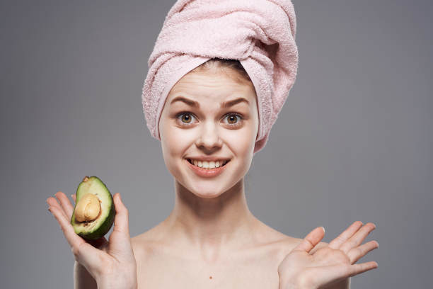 开朗的女人剪掉了牛油果头上裸露的肩膀和毛巾的照片图片下载