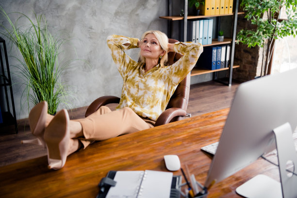 可爱的成熟女人的照片肖像休息完成工作穿着时髦的衬衫办公室白天光家室内工作空间图片下载