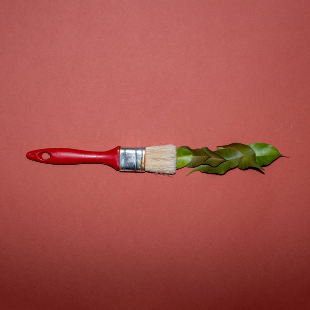红色的画笔和绿色的树叶图片下载