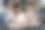 亚洲年轻商人晚上在办公室工作时吃面条。有吸引力的职业男性员工坐在桌子上，感到饥饿和饥饿，然后在公司工作场所吃晚餐。图片下载
