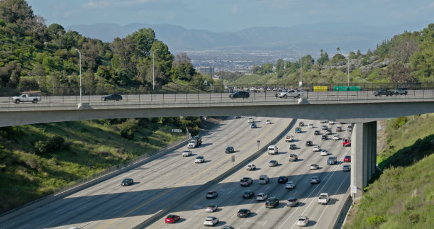 洛杉矶阳光明媚的一天，美国101号公路的航拍照片图片下载
