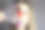 一个金发女孩手里拿着一个装着指甲油样品的调色板。大量选择的凝胶抛光颜色。环上彩色显示。特写照片图片下载