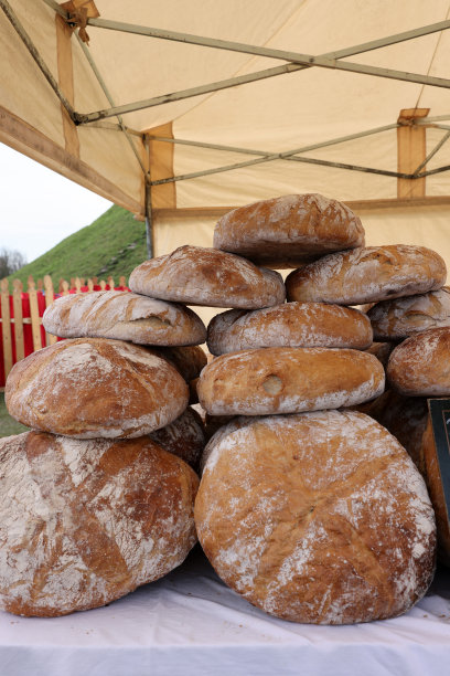 街边小摊上新鲜出炉的传统面包图片下载