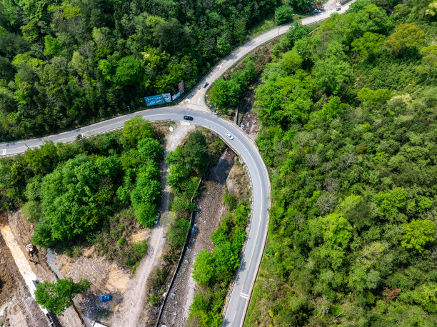 河边蜿蜒山路的航拍照片图片下载