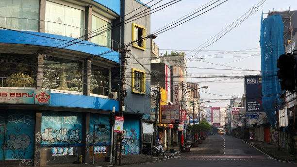 印度尼西亚万隆班西街的一家关闭的商店图片下载