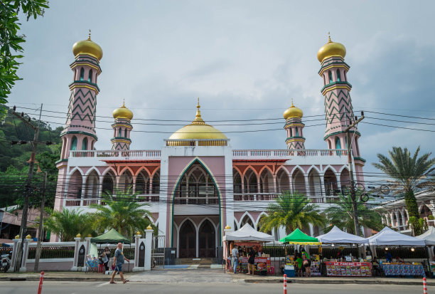 清真寺用金色和粉红色装饰。图片下载