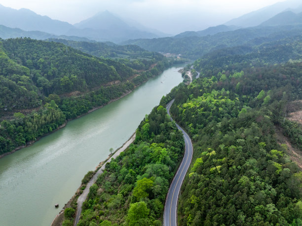 河边蜿蜒山路的航拍照片图片下载