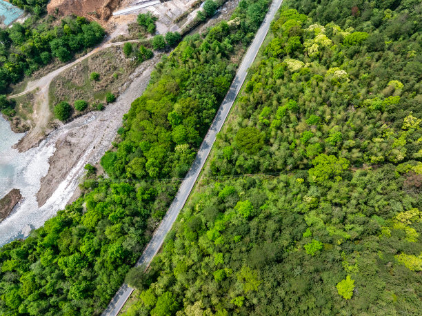 河边蜿蜒山路的航拍照片图片下载