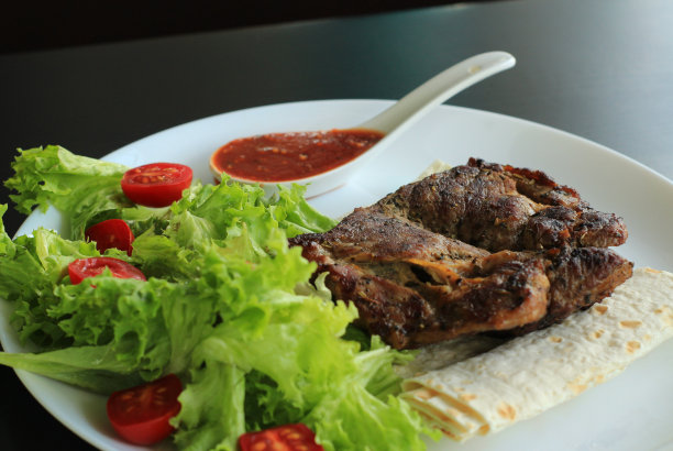 餐桌设置盘脆炸肉，生菜，薄面包和辣酱的特写库存照片图片下载