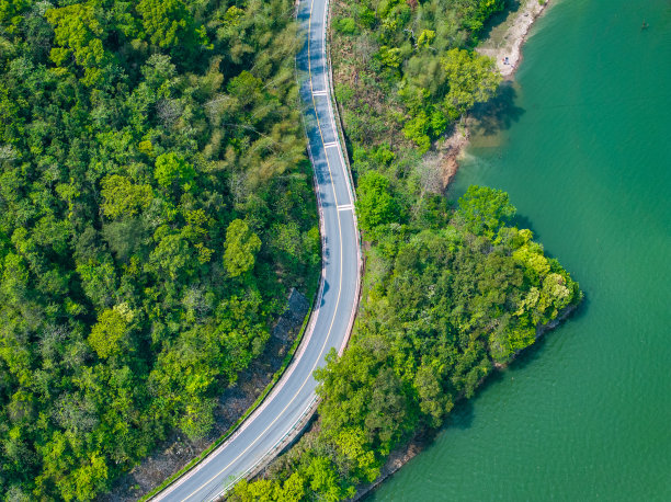 河边蜿蜒山路的航拍照片图片下载