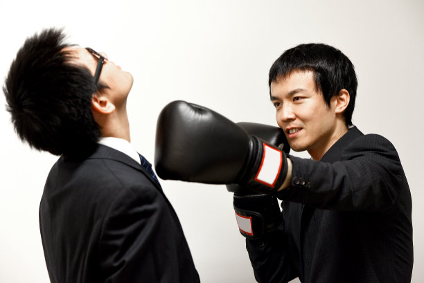 西装革履的亚洲商人打商人。图片下载